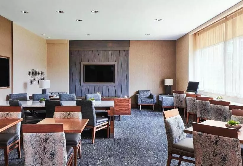 キングサイズベッドのクラブルーム, Cleveland Marriott East