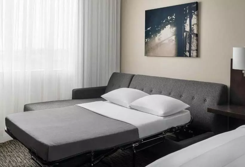 キングサイズベッドのクラブルーム, Cleveland Marriott East