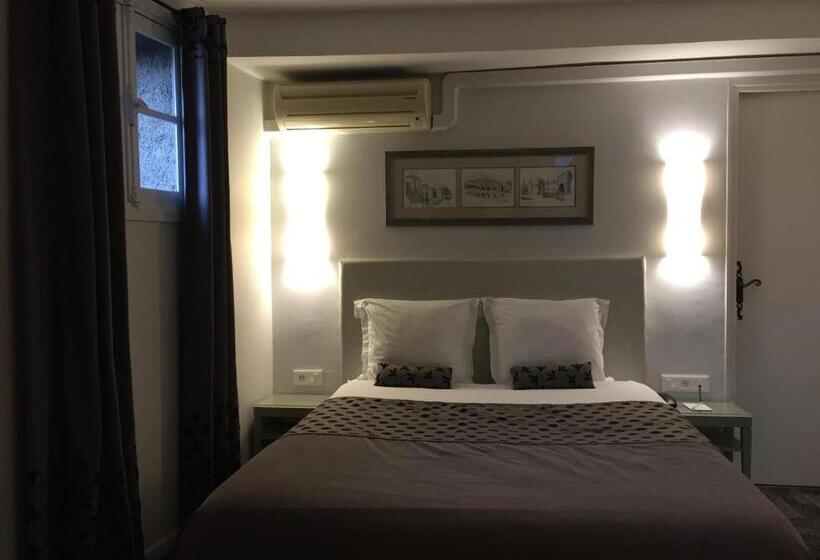 חדר משפחתי, Du Pont Vieux