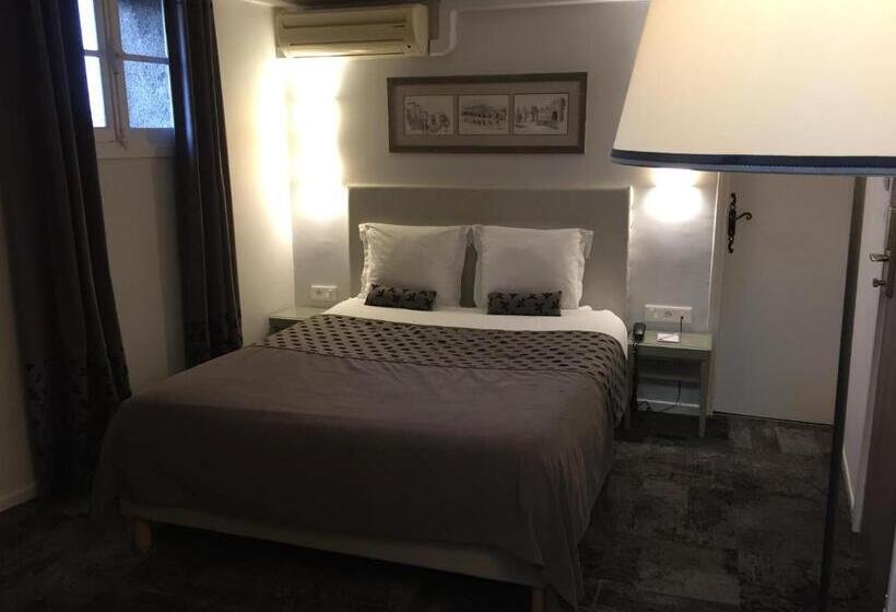 חדר משפחתי, Du Pont Vieux