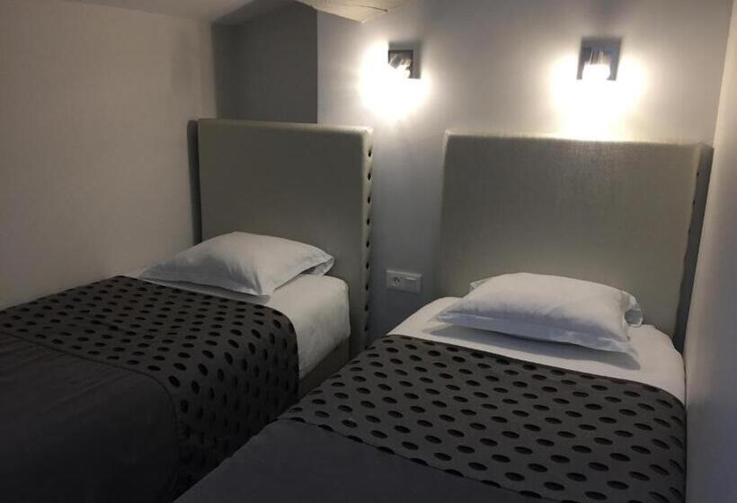 חדר משפחתי, Du Pont Vieux