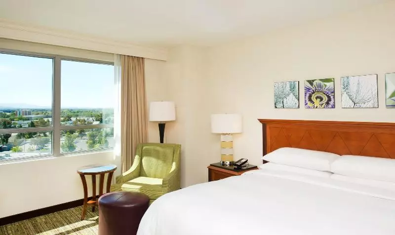 اتاق اجرایی با تخت بزرگ, Fremont Marriott Silicon Valley