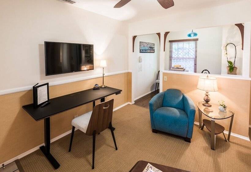 إستوديو ديلوكس, Harbor House Inn