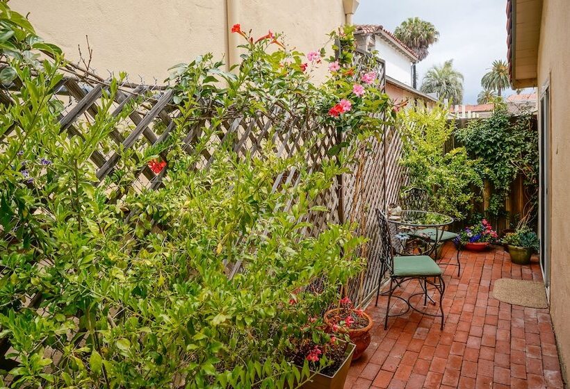 إستوديو ديلوكس, Harbor House Inn