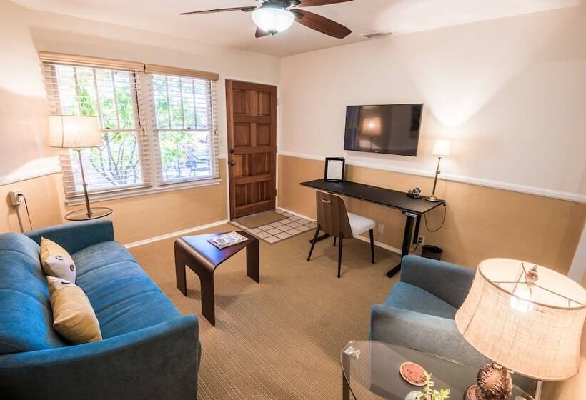 إستوديو ديلوكس, Harbor House Inn