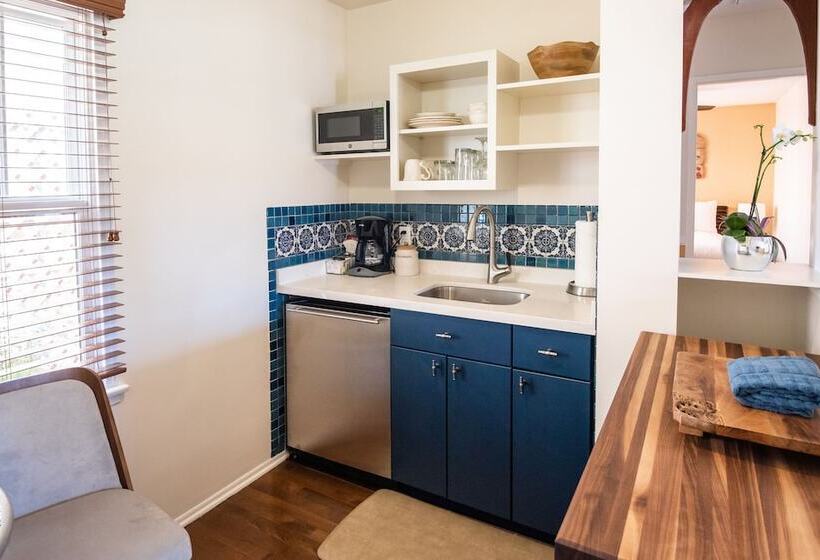 إستوديو ديلوكس, Harbor House Inn