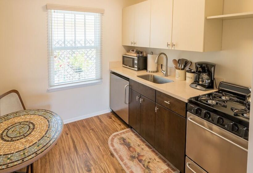 إستوديو ديلوكس, Harbor House Inn