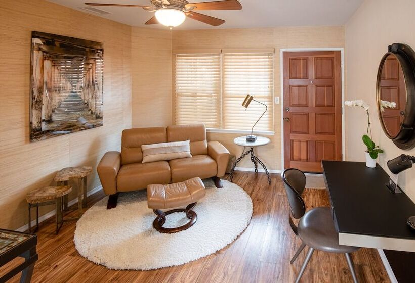 إستوديو ديلوكس, Harbor House Inn