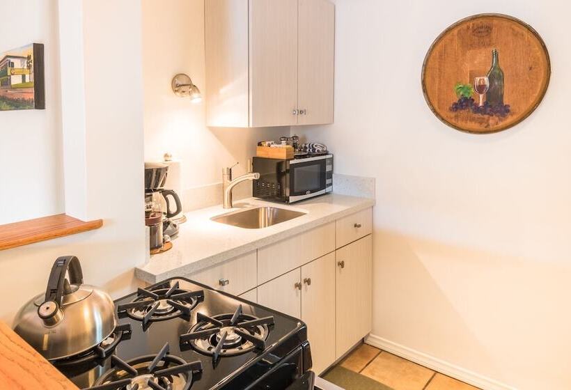 إستوديو ديلوكس, Harbor House Inn