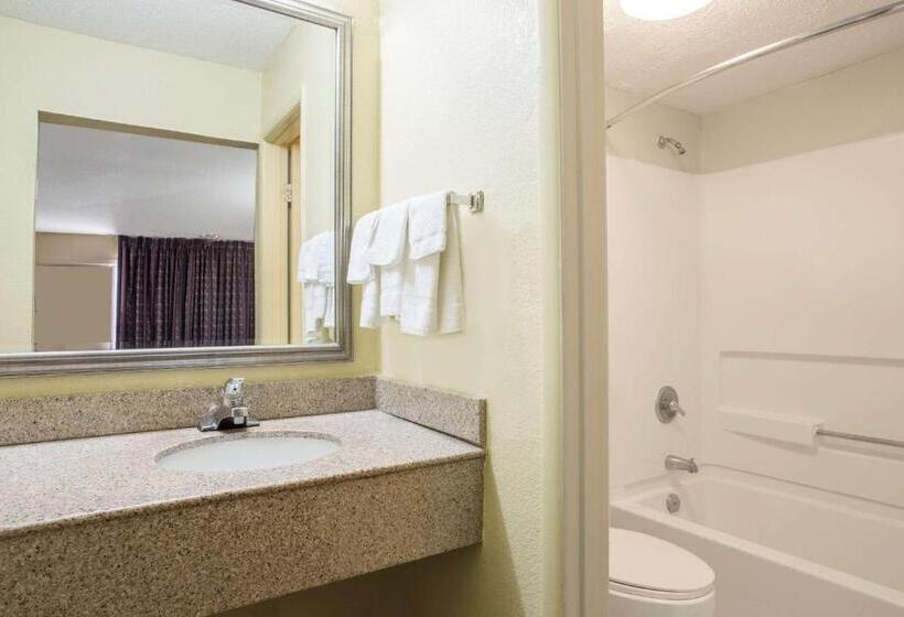 غرفة قياسية سرير كينج, Knights Inn Antioch