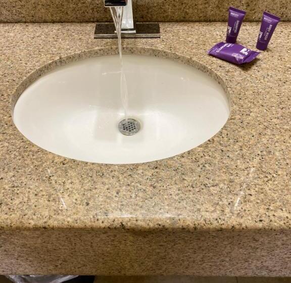 غرفة قياسية سرير كينج, Knights Inn Antioch