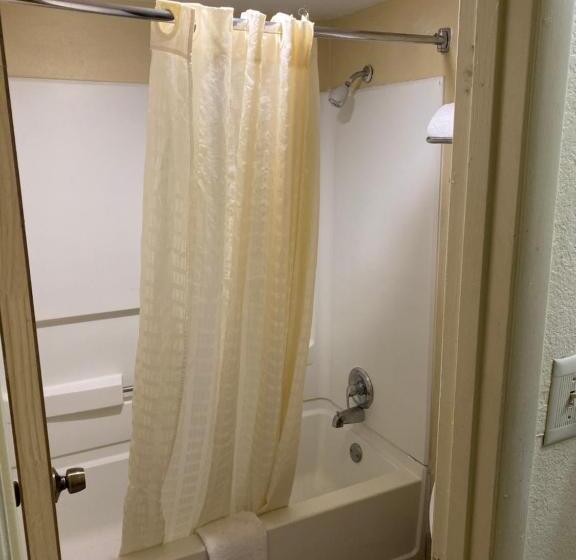 غرفه قياسيه سريرين مزدوجين, Knights Inn Antioch