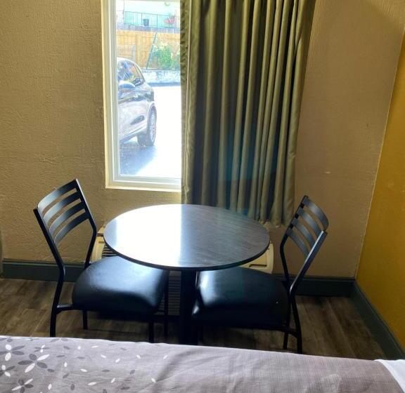 غرفه قياسيه سريرين مزدوجين, Knights Inn Antioch