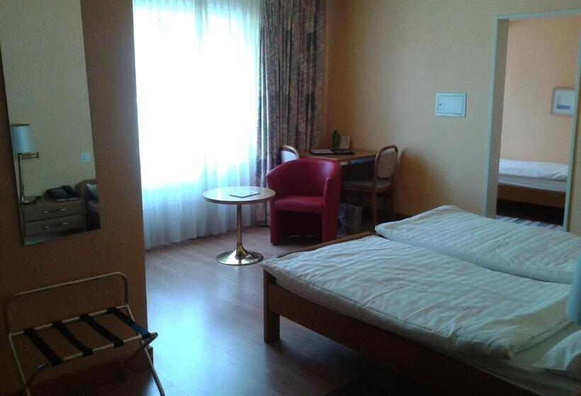 غرفة قياسية ثلاثية, Le Cedre