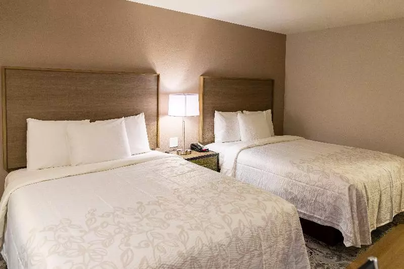 プレミアムルーム, Red Roof Inn Plus+ & Suites Savannah – I 95