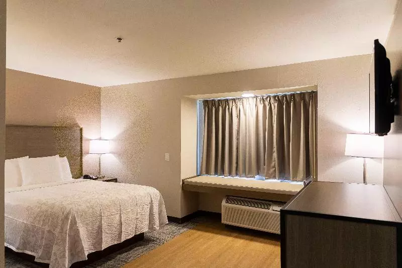 プレミアムルーム, Red Roof Inn Plus+ & Suites Savannah – I 95