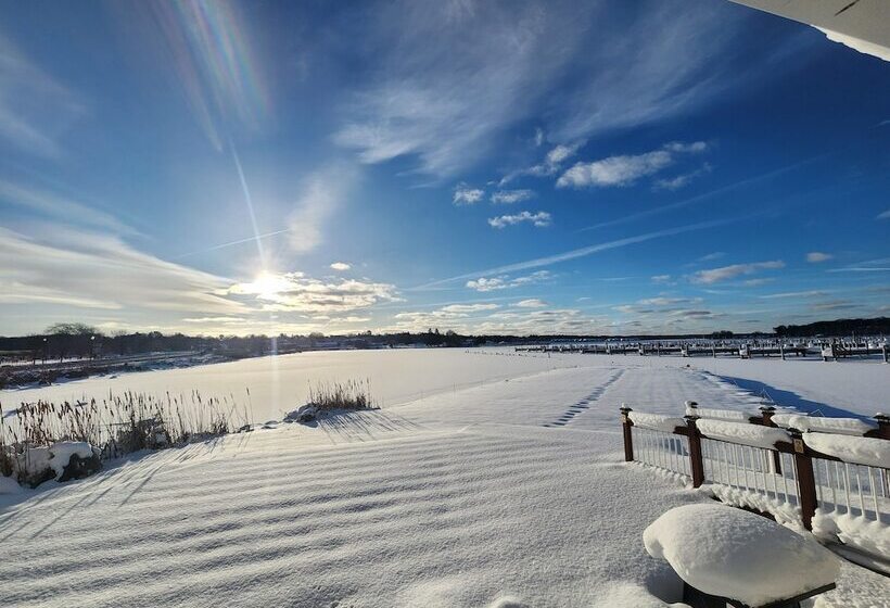 豪华湖景房, Weathervane Inn