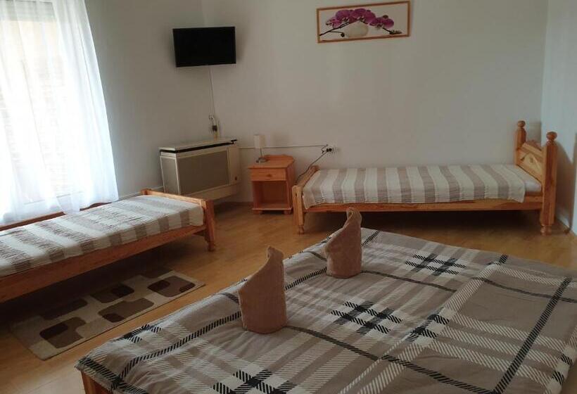 スタンダード４人部屋, Főnix Panzió