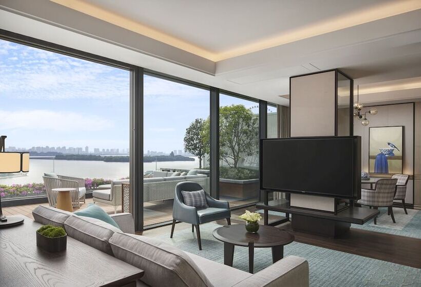 Suite with lake view, Park Hyatt Suzhou