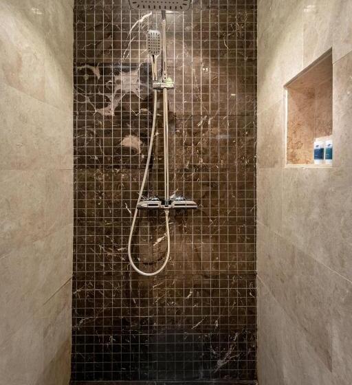 جناح سوبيريور, Sarwat Park