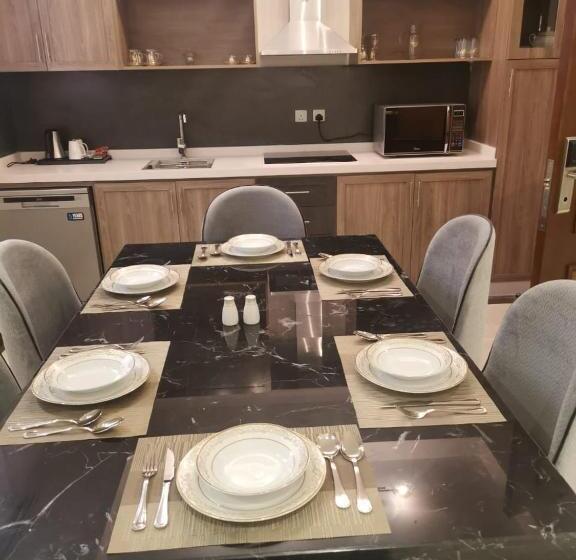 جناح ديلوكس, Sarwat Park