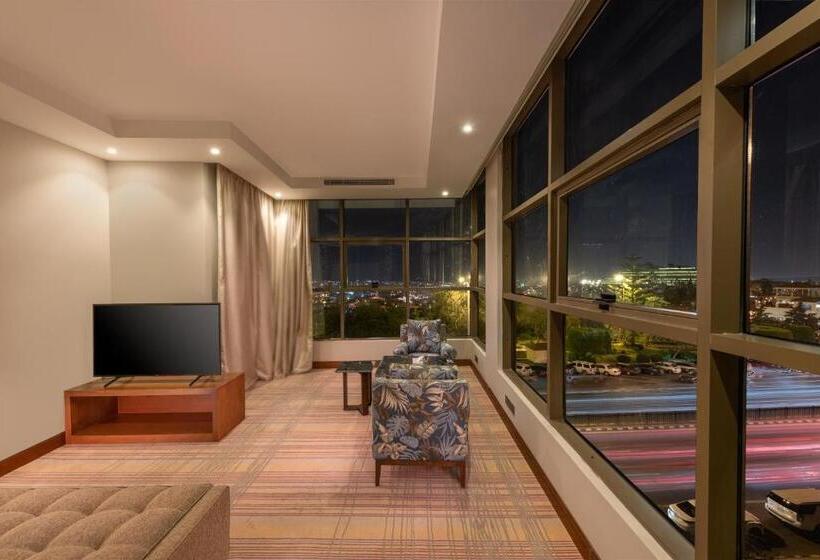 جناح ديلوكس, Sarwat Park