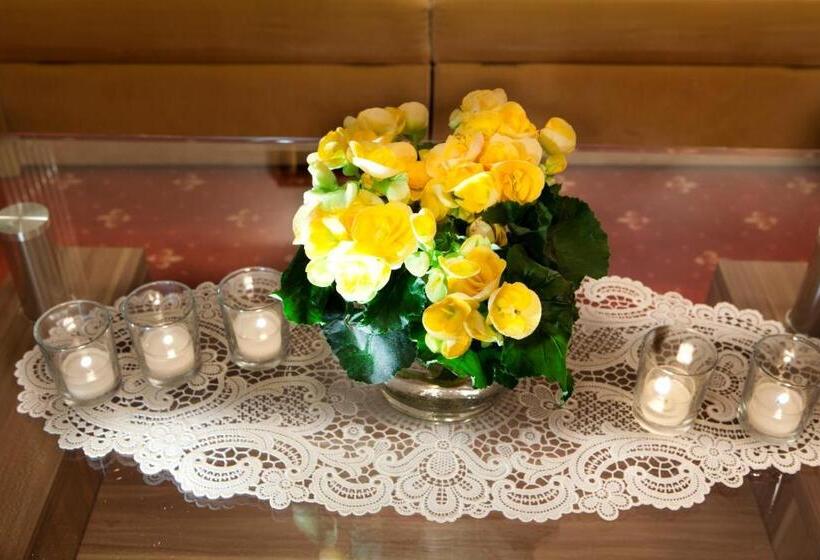 コンフォートルーム, Table