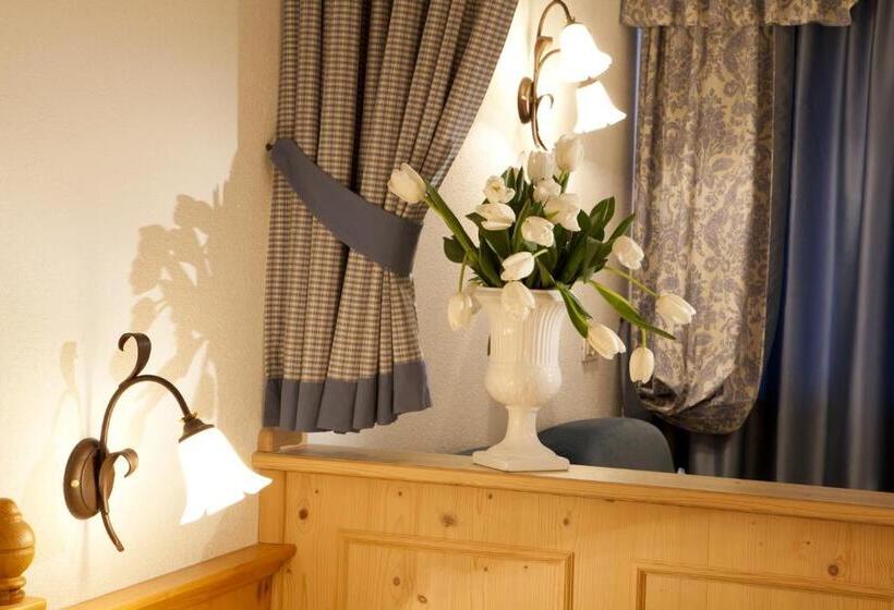 コンフォートルーム, Table