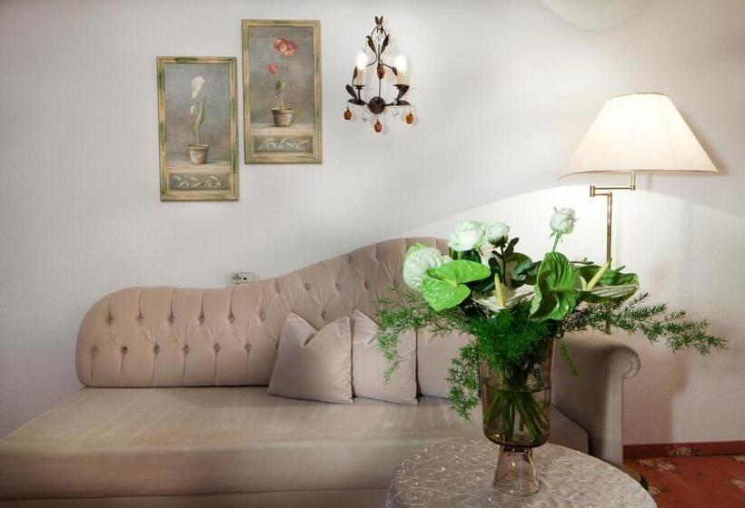 コンフォートルーム, Table