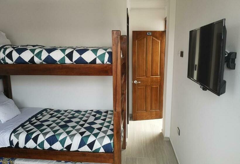 Standar Háromágyas Szoba Erkéllyel, Palmi