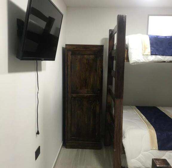 Háromágyas Standard Szoba Megosztott Fürdővel, Palmi