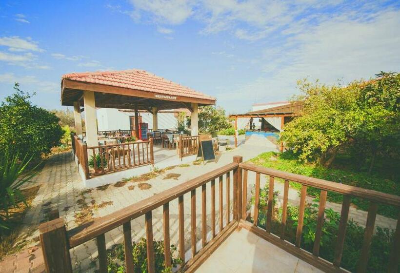 חדר סטנדרט לשלושה עם נוף לגינה, Castle Karpasia Guest House