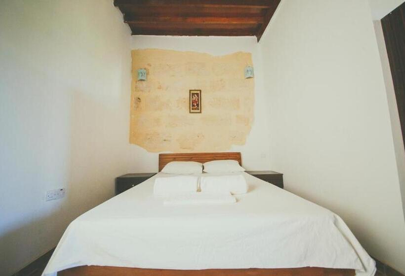 חדר סטנדרט לשלושה עם נוף לגינה, Castle Karpasia Guest House