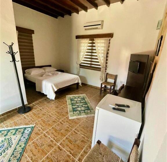 带花园景观的标准三人间, Castle Karpasia Guest House