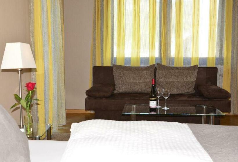 חדר משפחתי, Zum Fährturm