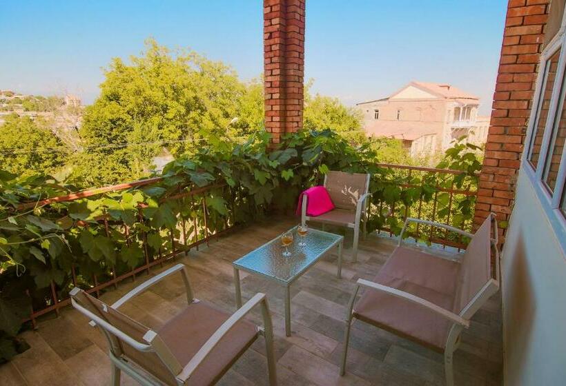 اتاق استاندارد, Luca Lili