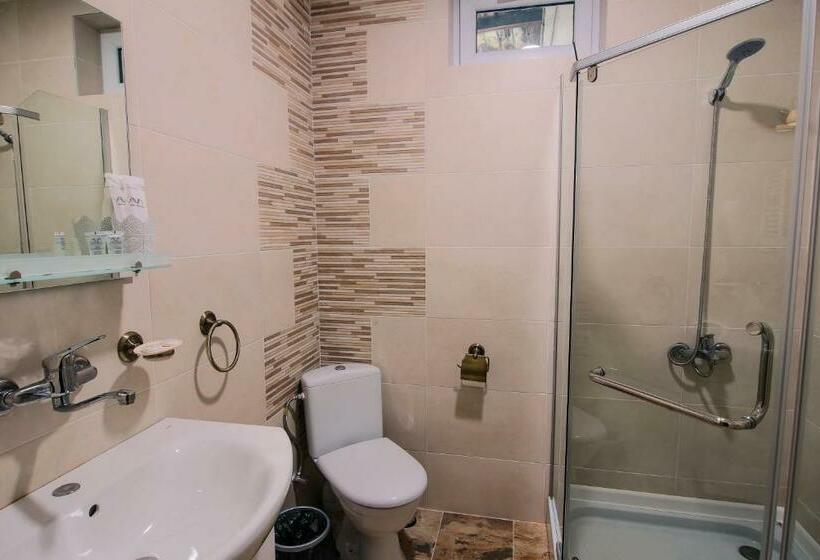 اتاق استاندارد, Luca Lili