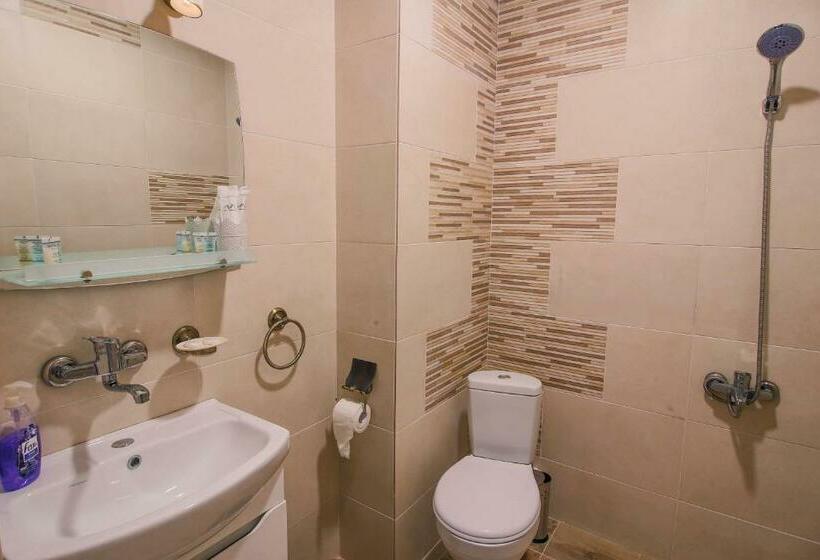 اتاق لوکس با بالکن, Luca Lili