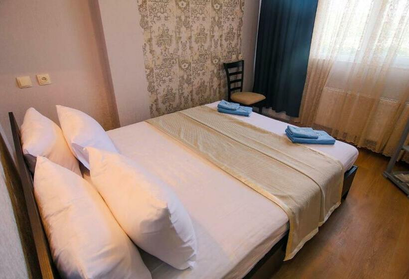 اتاق لوکس با بالکن, Luca Lili