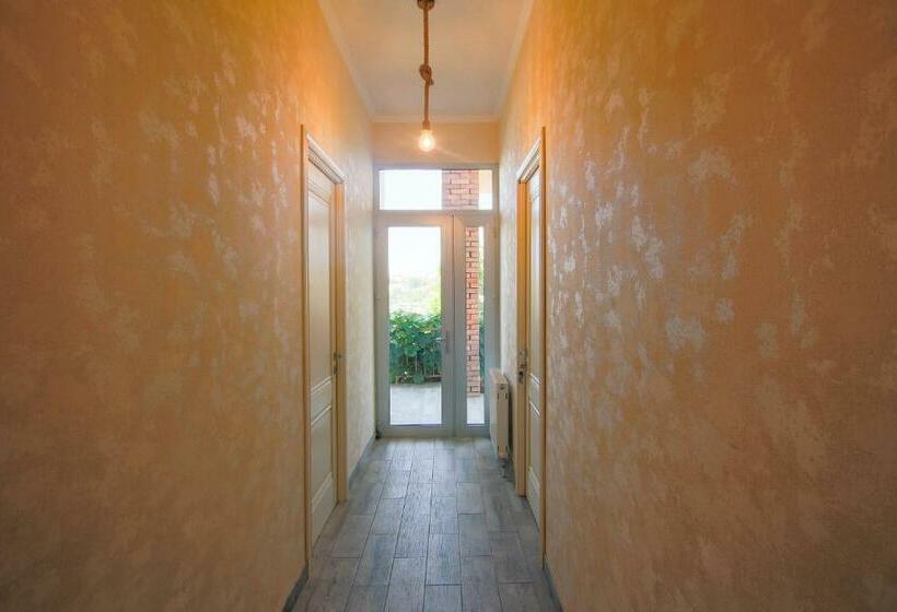 اتاق لوکس با بالکن, Luca Lili