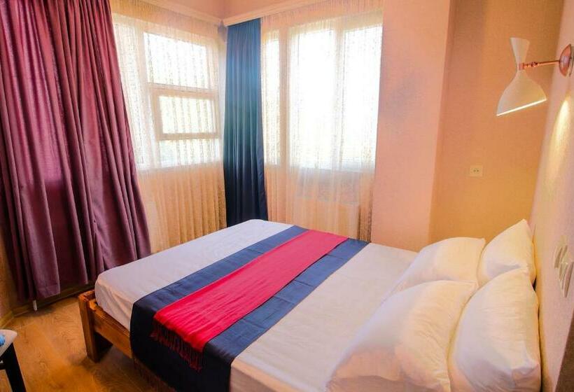 اتاق لوکس با بالکن, Luca Lili