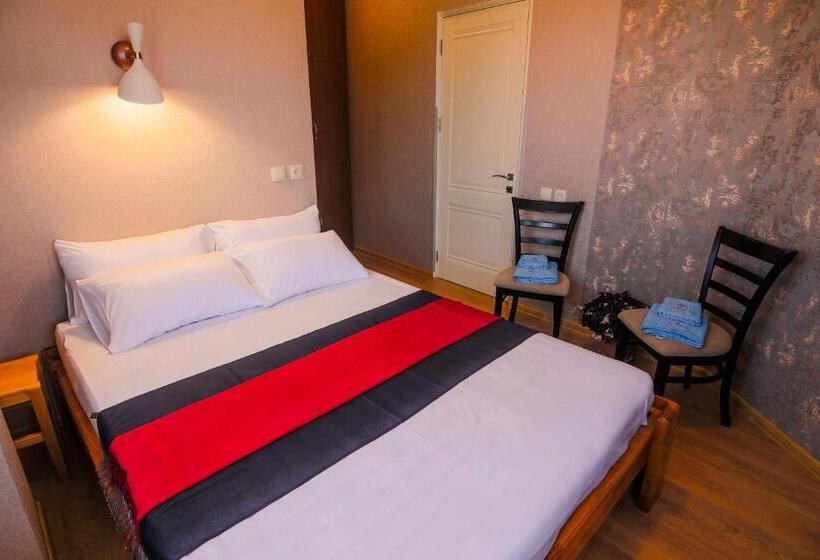 اتاق لوکس با بالکن, Luca Lili