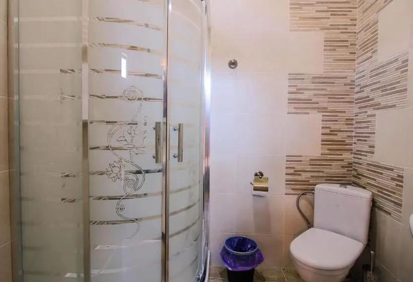 اتاق لوکس, Luca Lili