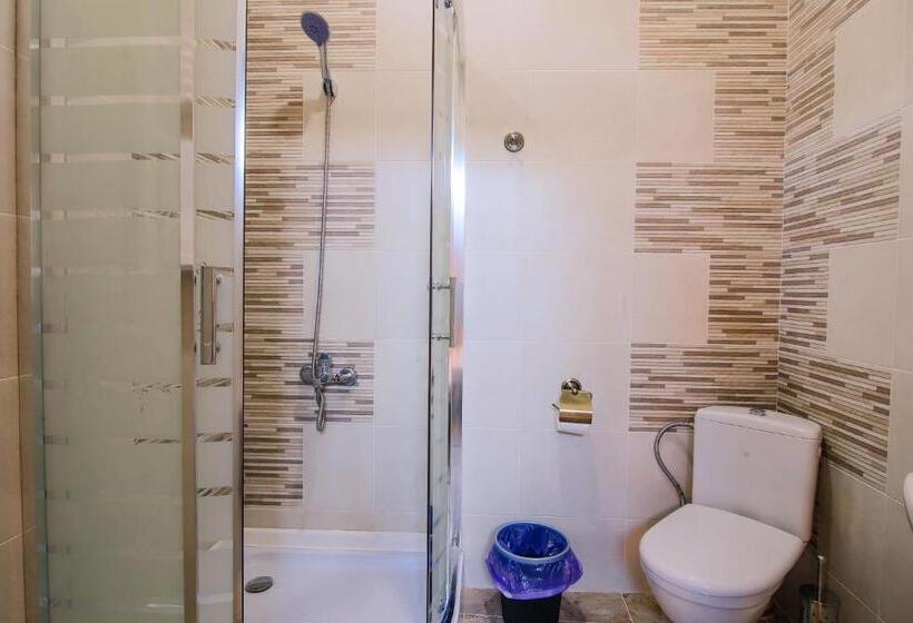 اتاق لوکس, Luca Lili