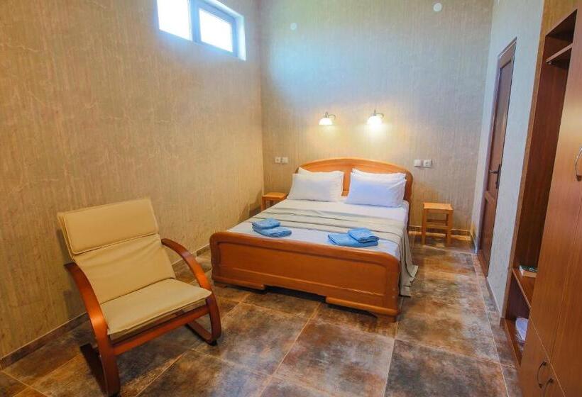 اتاق لوکس, Luca Lili