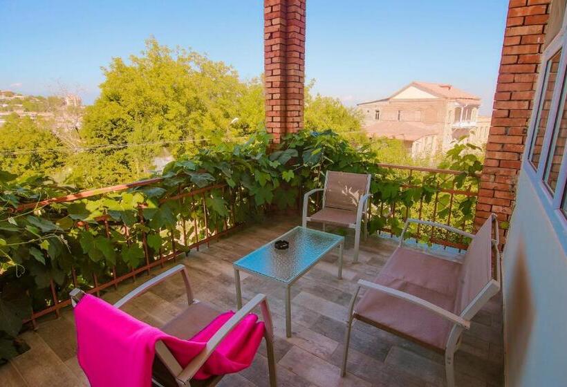 اتاق لوکس, Luca Lili