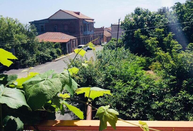 اتاق استاندارد با سرویس بهداشتی مشترک, Luca Lili