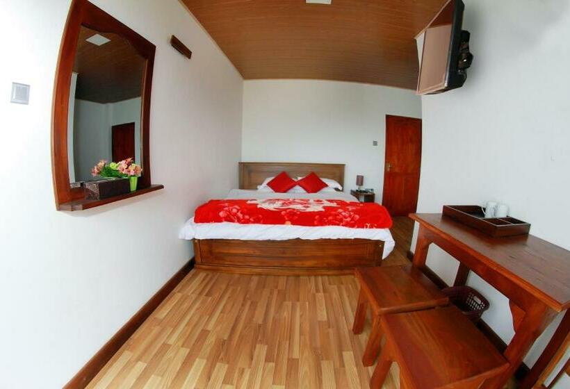 Номер Стандарт Вид на Озеро, Gregory Hills