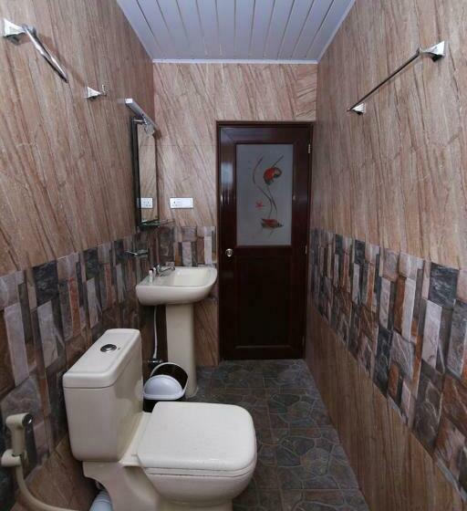 Номер Стандарт Вид на Озеро, Gregory Hills