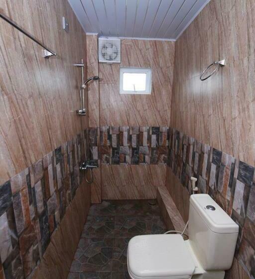 Номер Стандарт Вид на Озеро, Gregory Hills